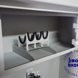 Držák, stojánek na 3 krátké zbraně