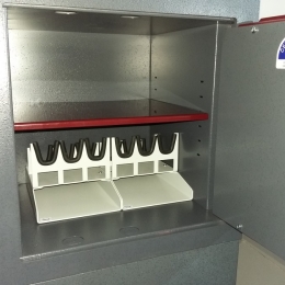 Držák, stojánek na 3 krátké zbraně