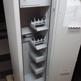 Držák, stojánek na 3 krátké zbraně